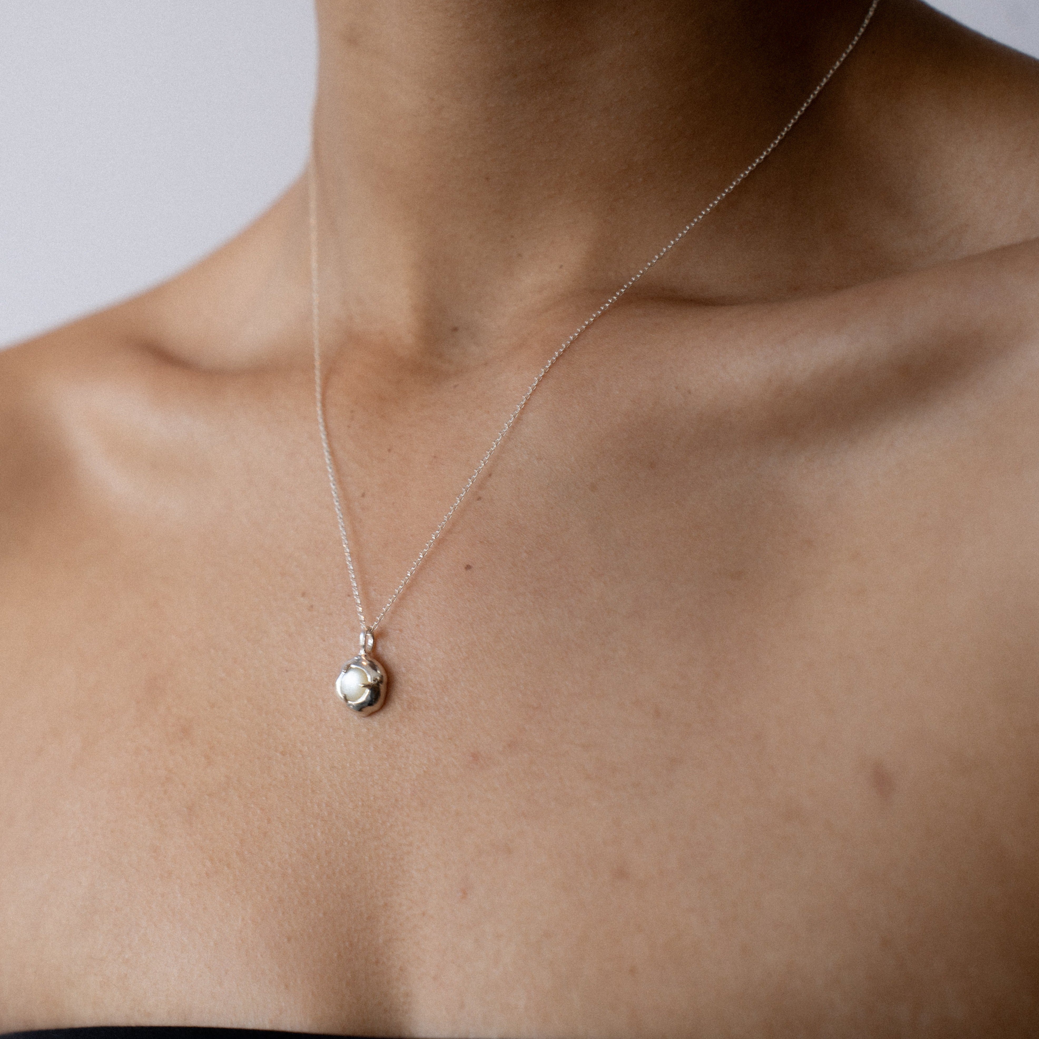 KEEPER NECKLACE WITH MOTHER OF PEARL