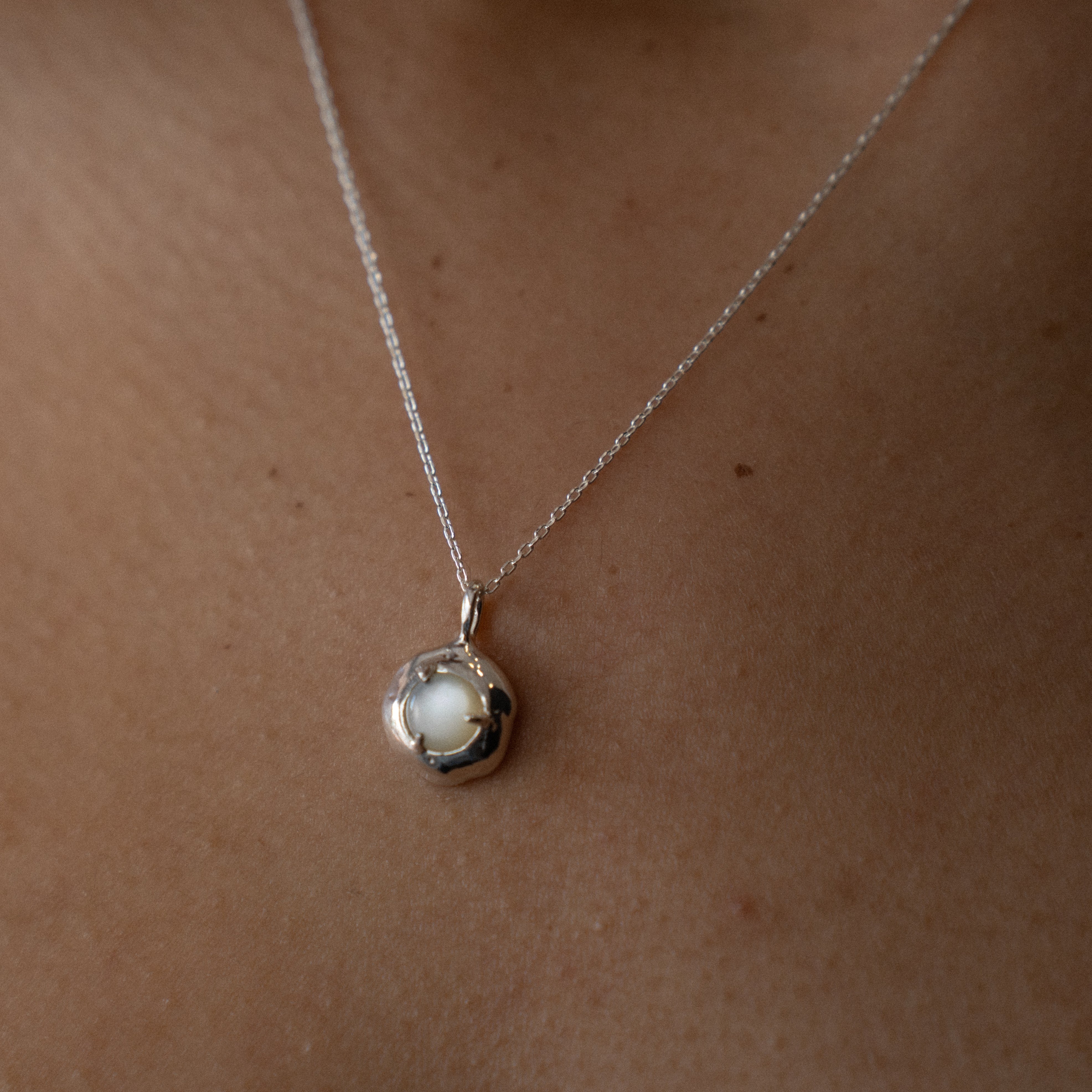 KEEPER NECKLACE - MOTHER OF PEARL